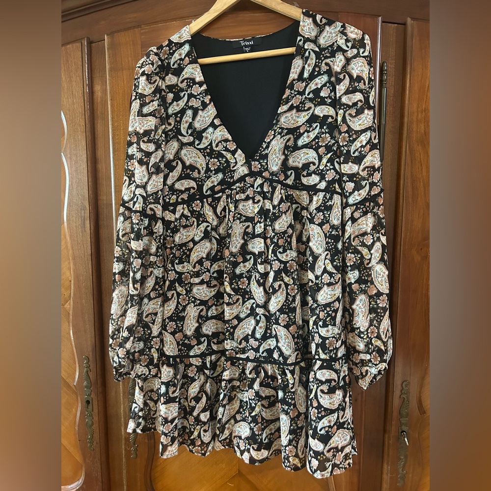 NWT Trixxi Black and Cream Paisley Long Sleeve Boho Dress - Picture 2 of 7